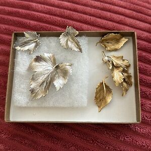 Vintage earrings and pins - 2 sets